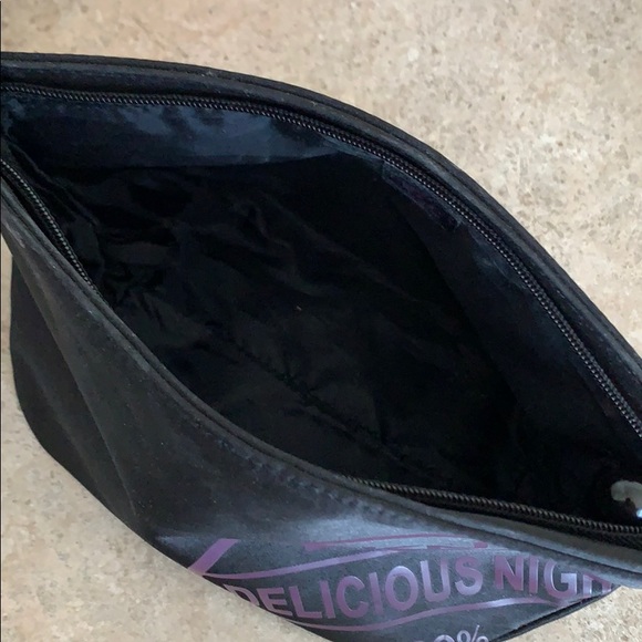 ๐2 for $15๐ DKNY make up bag - Picture 3 of 5